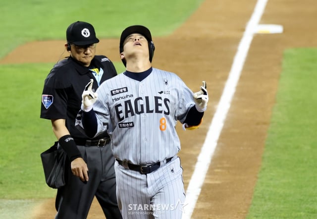 한화 이글스 노시환(오른쪽)이 23일 잠실구장에서 열리는 LG 트윈스와 2026 신한 SOL KBO리그 홈경기에 4번 타자 3루수로 선발 출전해 팀이 1-2로 끌려가던 4회초 동점 솔로 홈런을 터뜨리고 세리머니를 하며 득점하고 있다. /사진=강영조 선임기자