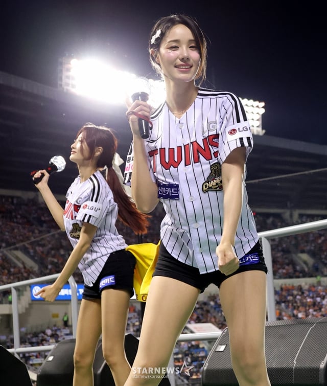 [Photo] 'Baseball isn't over! Let's come from behind!' LG cheerleader ...