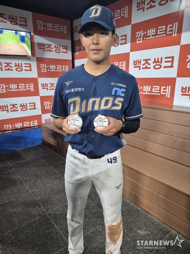 고준휘가 23일 경기 후 데뷔 첫 안타와 홈런 기념구를 들고 인터뷰를 하고 있다. /사진=신화섭 기자