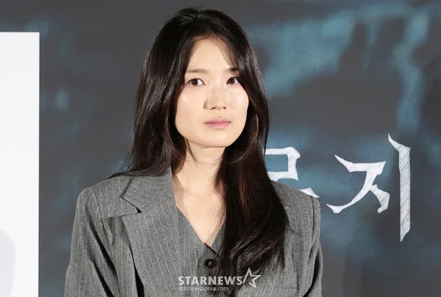 (서울=뉴스1) 권현진 기자 = 배우 김혜윤이 4일 서울 용산구 CGV용산아이파크몰에서 열린 영화 ‘살목지’(감독 이상민) 제작보고회에 참석해 포즈를 취하고 있다.  '살목지'는 살목지 로드뷰에 정체불명의 형체가 찍히고, 재촬영을 위해 저수지로 향한 촬영팀이 검고 깊은 물 속의 무언가를 마주하게 되면서 벌어지는 공포 영화다. 2026.3.4/뉴스1  Copyright © 뉴스1. All rights reserved. 무단 전재 및 재배포,  AI학습 이용 금지. /사진=(서울=뉴스1) 권현진 기자