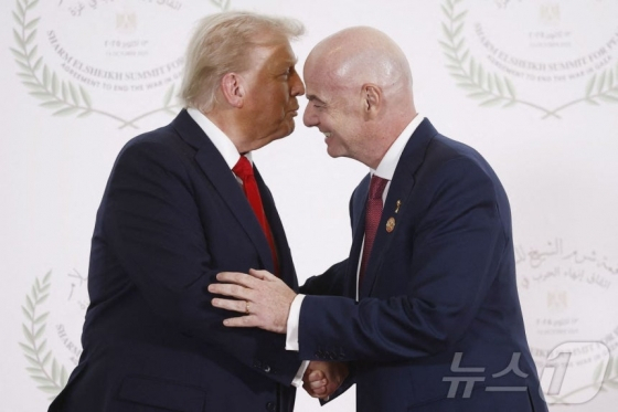 도널드 트럼프(왼쪽) 미국 대통령과 잔니 인판티노 FIFA 회장이 이집트에서 열린 가자지구 평화 회의에서 만나 악수하고 있다. /사진=뉴스1