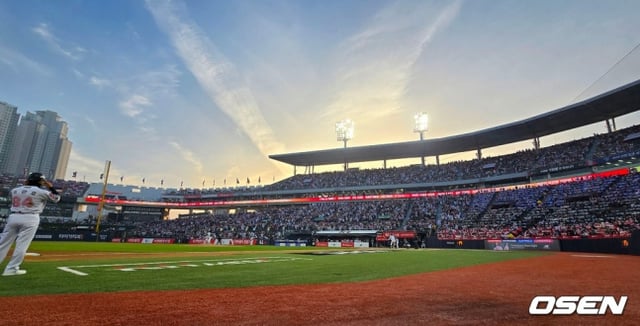 Suwon KT Wiz Park filled with 10,000-strong crowds. /Photo=OSEN