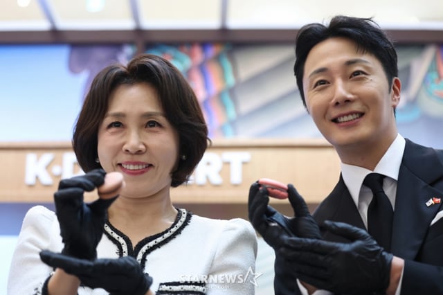 [하노이=뉴시스] 고범준 기자 = 김혜경 여사가 23일(현지 시간) 베트남 하노이 서호 롯데몰에서 열린 K-문화관광대전에서 배우 정일우와 마카롱을 들어보이고 있다. 2026.04.23. bjko@newsis.com /사진=