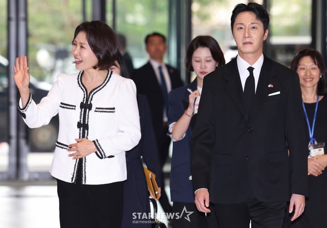 (하노이(베트남)=뉴스1) 이재명 기자 = 이재명 대통령과 베트남을 국빈 방문 중인 김혜경 여사가 23일(현지시간) 하노이 롯데몰에서 열린 K문화관광대전에서 배우 정일우와 입장하고 있다. 2026.4.23/뉴스1 Copyright © 뉴스1. All rights reserved. 무단 전재 및 재배포, AI학습 이용 금지. /사진=(하노이(베트남)=뉴스1) 이재명 기자