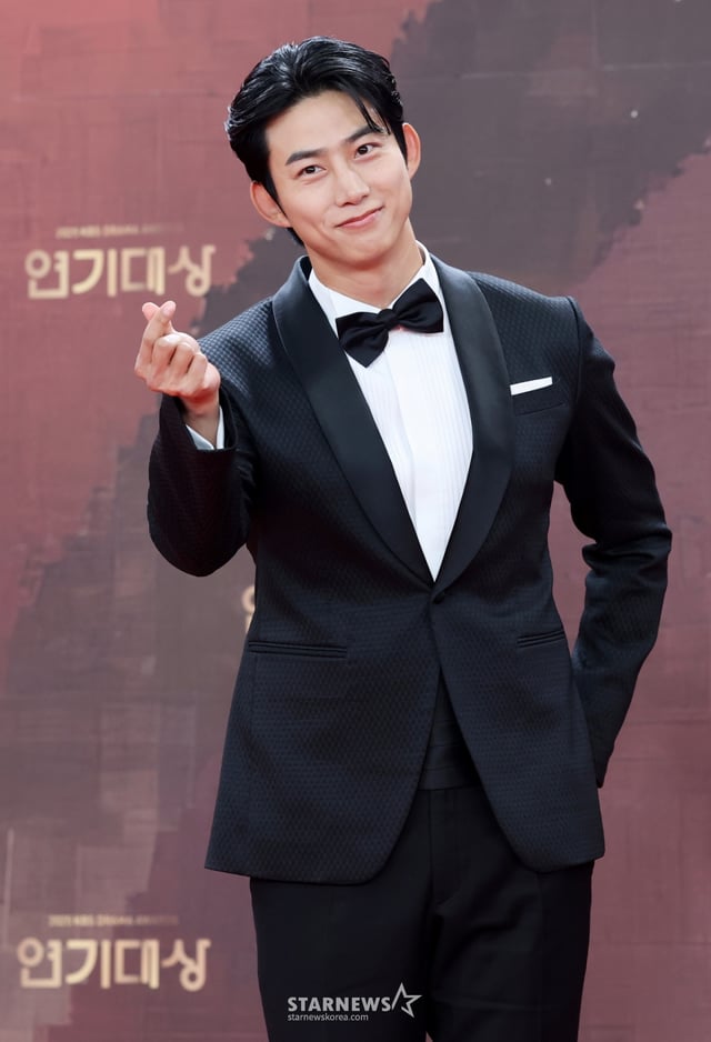 俳優オク·テギョンが31日、ソウル永登浦区のKBS新館ホールで行われた「2025KBS演技大賞」レッドカーペット行事に参加しポーズを取っている。/2025.12.31 /写真=キム·フィソン hwijpg@