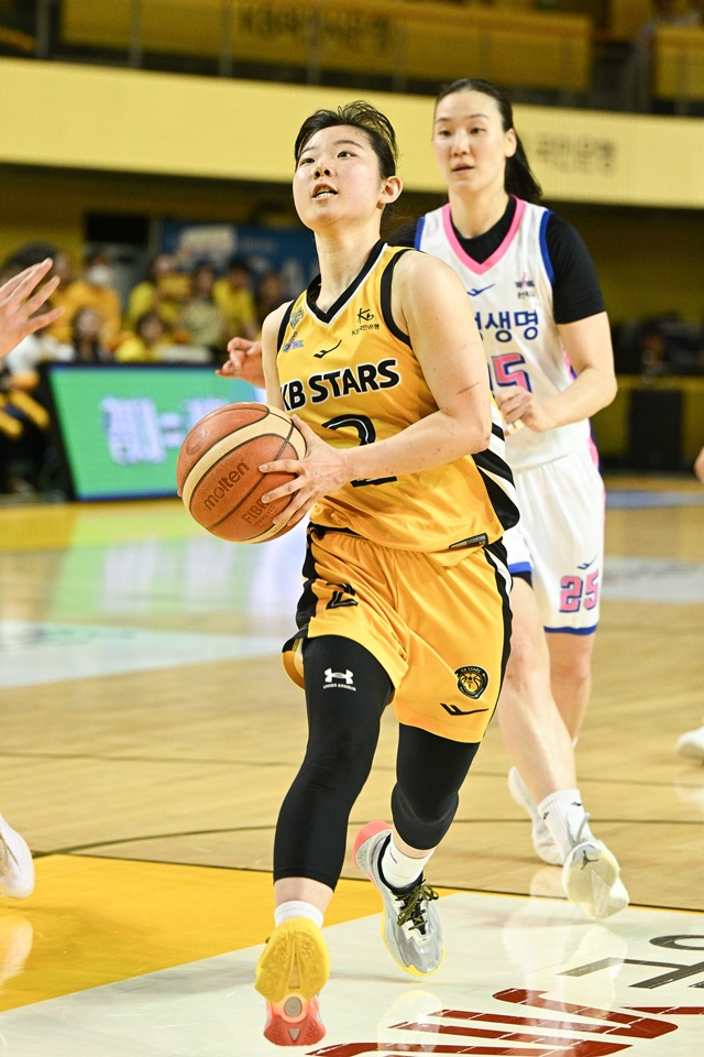 Heo Ye-eun (left) focusing on the game. /Photo=WKBL