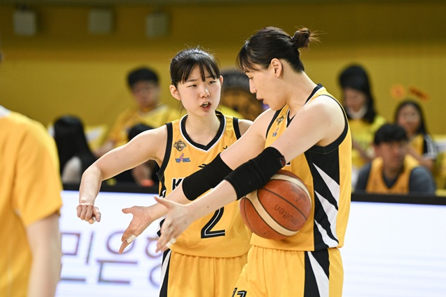 Heo Ye-eun (left) and Kang Yi-seul. /Photo=WKBL