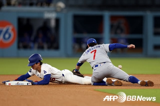 김혜성(왼쪽)이 25일(한국시간) 2026 MLB 정규시즌 시카고 컵스와 홈경기 4회말 2사 1루에서 2루 도루에 실패했다. /AFPBBNews=뉴스1