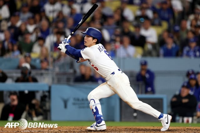 LA 다저스 김혜성이 25일(한국시간) 2026 MLB 정규시즌 시카고 컵스와 홈경기에서 안타를 치고 있다. /AFPBBNews=뉴스1