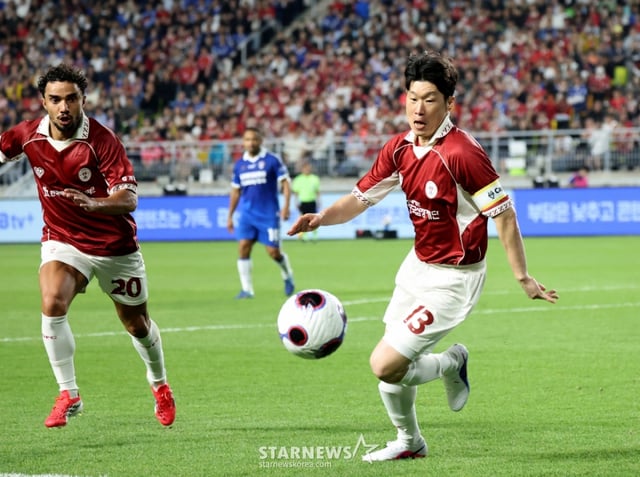 OGFC 박지성이 19일 수원 월드컵경기장에서 열리는OGFC와 수원삼성의 레전드 매치 후반 교체투입되자 마자 사이드돌파로 찬스를 만들고 있다. /사진=강영조 선임기자
