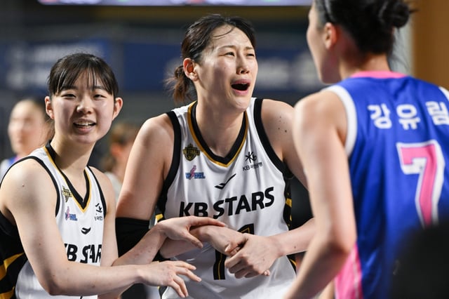26일 오후 2시 25분 용인실내체육관에서 열린 BNK금융 2025~2026 여자프로농구 챔피언결정전 3차전 경기 중 허예은(왼쪽)과 강이슬(가운데). /사진=WKBL 제공