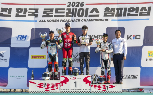 26일 영암써킷에서 열린 FOMS Korea ‘AKRC Round에 서 송규환(가운데)과 KIMA팀 미케닉 박준영이 시상대의 가장 높은 곳에서 환호하고 있다. 오른쪽은 이번대회를 주관한 (주)코리아모빌리티그룹 성정민 대표. 사진제공/=FOMS Korea