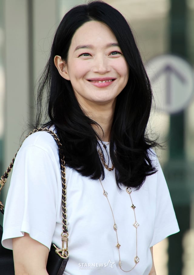배우 신민아가 패션 브랜드 일정 차 모로코로 27일 오전 인천국제공항을 통해 출국하고 있다. 2026.04.27 /사진=임성균 tjdrbs23@