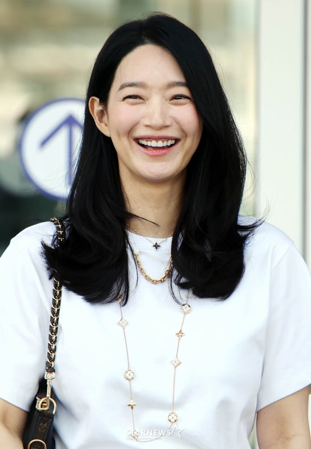 배우 신민아가 패션 브랜드 일정 차 모로코로 27일 오전 인천국제공항을 통해 출국하고 있다. 2026.04.27 /사진=임성균 tjdrbs23@