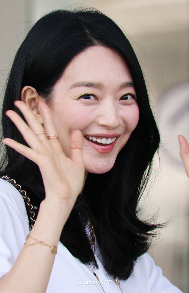 배우 신민아가 패션 브랜드 일정 차 모로코로 27일 오전 인천국제공항을 통해 출국하고 있다. 2026.04.27 /사진=임성균 tjdrbs23@