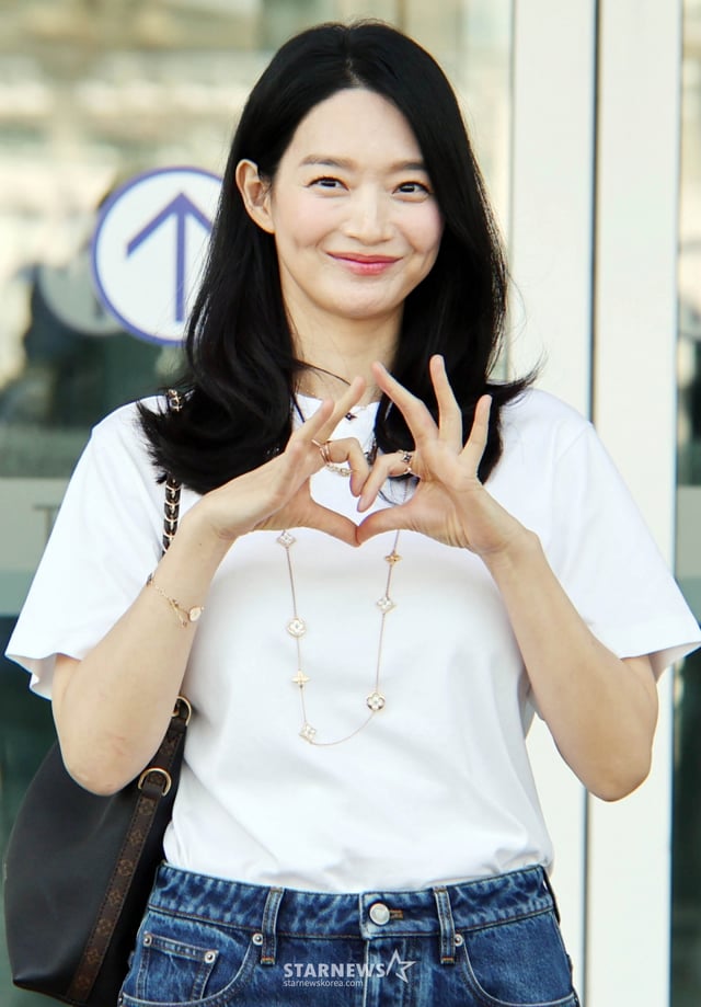 배우 신민아가 패션 브랜드 일정 차 모로코로 27일 오전 인천국제공항을 통해 출국하고 있다. 2026.04.27 /사진=임성균 tjdrbs23@