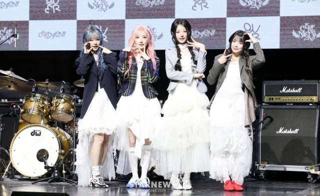 그룹 QWER이 27일 서울 서대문구 예스24 원더로크홀에서 진행된 네 번째 미니앨범 'CEREMONY' 발매 기념 쇼케이스에서 포즈를 취하고 있다. /2026.04.27 /사진=김휘선 hwijpg@