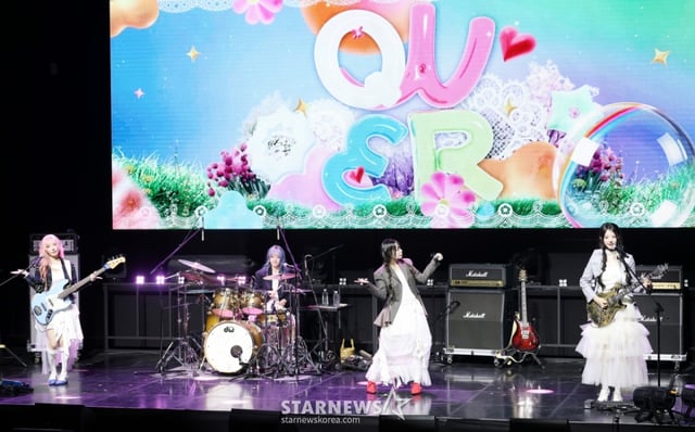 그룹 QWER이 27일 서울 서대문구 예스24 원더로크홀에서 진행된 네 번째 미니앨범 'CEREMONY' 발매 기념 쇼케이스에서 멋진 무대를 선보이고 있다. /2026.04.27 /사진=김휘선 hwijpg@