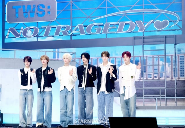 그룹 투어스가 27일 서울 광진구 예스24 라이브홀에서 진행된 미니 5집 'NO TRAGEDY' 발매 기념 쇼케이스에서 포즈를 취하고 있다. /2026.04.27 /사진=김휘선 hwijpg@