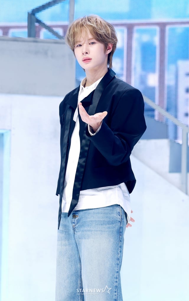 그룹 투어스 경민이 27일 서울 광진구 예스24 라이브홀에서 진행된 미니 5집 'NO TRAGEDY' 발매 기념 쇼케이스에서 포즈를 취하고 있다. /2026.04.27 /사진=김휘선 hwijpg@
