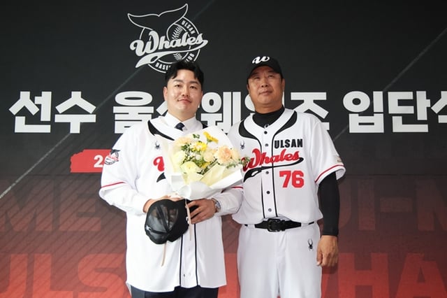 최지만(왼쪽)과 장원진 감독. /사진=울산 웨일즈