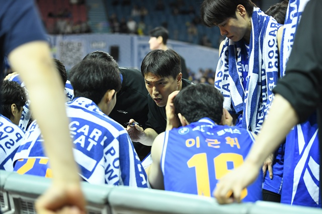 김효범 감독(가운데)이 선수들에게 작전 지시를 내리고 있다. /사진=KBL 제공