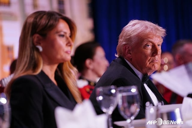 U.S. President Donald Trump (right) attends the annual White House Correspondents' Association dinner. /AFPBBNews=NEWS1