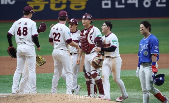 Kiwoom players celebrate with a Hail Mary after defeating Samsung on the 26th. /Photo=Chief correspondent Kim Jin-kyung
