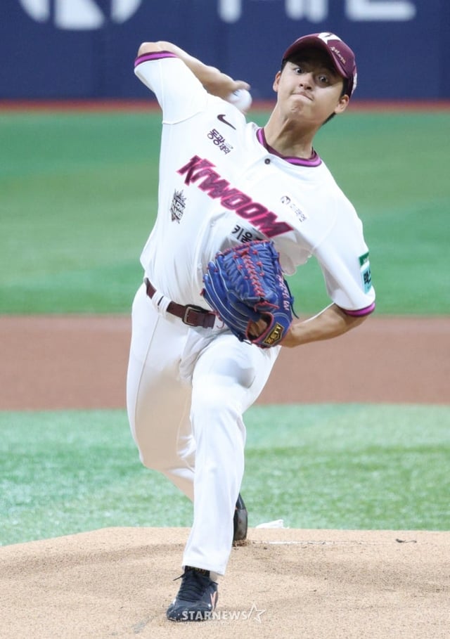 Kiwoom's Park Jun-hyun pitches against Samsung on the 26th. /Photo=Chief correspondent Kim Jin-kyung