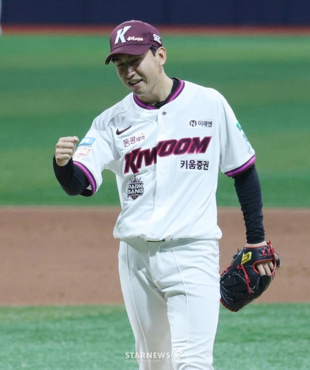 Kiwoom pitcher Yuto smiles after closing out the Samsung game on the 26th with a victory. /Photo=Chief correspondent Kim Jin-kyung