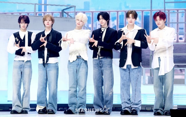 그룹 투어스가 4월 27일 서울 광진구 예스24 라이브홀에서 진행된 미니 5집 'NO TRAGEDY' 발매 기념 쇼케이스에서 포즈를 취하고 있다. /2026.04.27 /사진=김휘선 hwijpg@