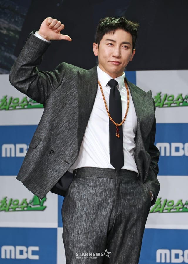 코미디언 유세윤이 28일 오후 서울 마포구 상암동 MBC에서 진행된 새 예능프로그램 '최우수산' 제작발표회에 참석해 포즈를 취하고 있다. /2026.04.28 /사진=이동훈 photoguy@