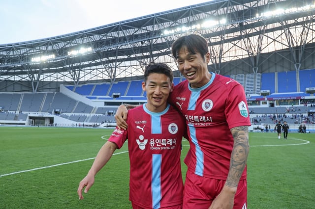 용인FC 김민우(왼쪽)과 석현준이 26일 용인미르스타디움에서 열린 김해FC전 승리 이후 기뻐하고 있다. /사진=용인FC 제공