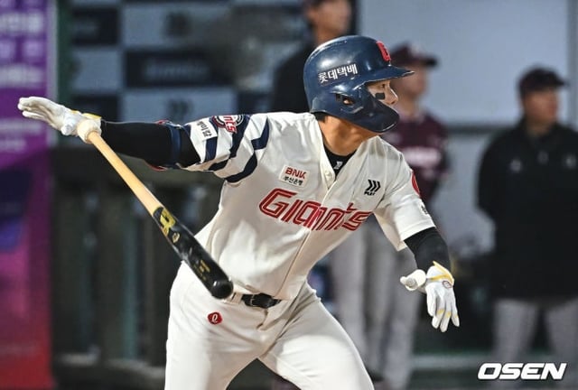 Jang Du-seong hit a two-RBI double to right-center field off Alcantara.