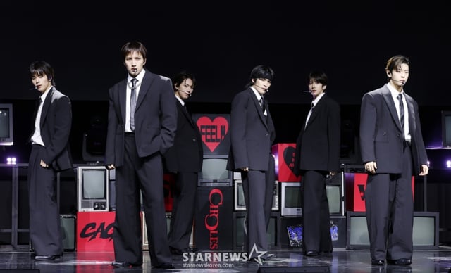 그룹 82메이저가 28일 서울 서대문구 예스24 원더로크홀에서 진행된 다섯번 째 미니앨범 'FEELM' 발매 기념 쇼케이스에서 멋진 무대를 선보이고 있다. /2026.04.28 /사진=김휘선 hwijpg@