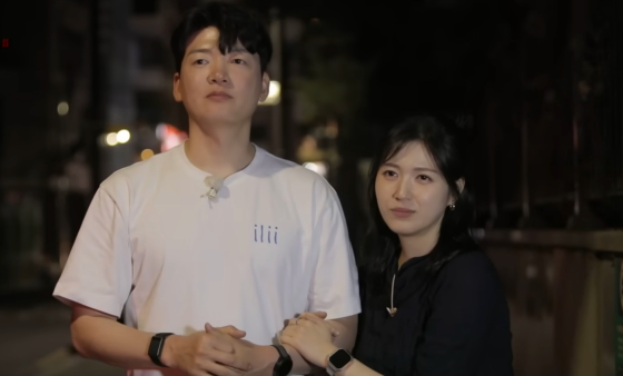 '나는 솔로' 22기 상철(왼쪽, 가명), 백합(가명) /사진=유튜브 채널 ‘촌장엔터테인먼트TV’