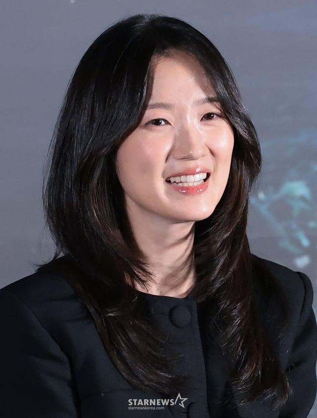(서울=뉴스1) 권현진 기자 = 배우 김혜윤이 24일 오후 서울 용산구 CGV아이파크몰에서 열린 영화 ‘살목지’(감독 이상민) 언론배급시사회 및 기자간담회에 참석해 미소를 짓고 있다. ‘살목지’는 로드뷰에 포착된 정체불명의 형체를 재촬영하기 위해 저수지로 향한 촬영팀이 검고 깊은 물속의 무언가와 마주하며 벌어지는 이야기를 그린 공포 영화다. 2026.3.24/뉴스1 Copyright © 뉴스1. All rights reserved. 무단 전재 및 재배포, AI학습 이용 금지. /사진=(서울=뉴스1) 권현진 기자