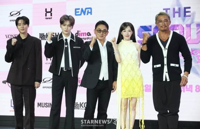 가수 영케이, 김재중, 이승철, 웬디, 방송인 추성훈이 29일 오전 서울 마포구 상암동 큐브컨벤션센터에서 진행된 ENA 예능 '더 스카웃' 제작발표회에 참석해 포즈를 취하고 있다. 가요계 최고 전문가들이 ‘아직 자신의 재능을 제대로 펼치지 못한 원석’을 직접 발굴하고, 그들에게 새로운 방향성과 가능성을 제시하는 성장형 음악 프로젝트 '더 스카웃'은 오는 5월 8일 첫 방송된다. /2026.04.29 /사진=이동훈 photoguy@