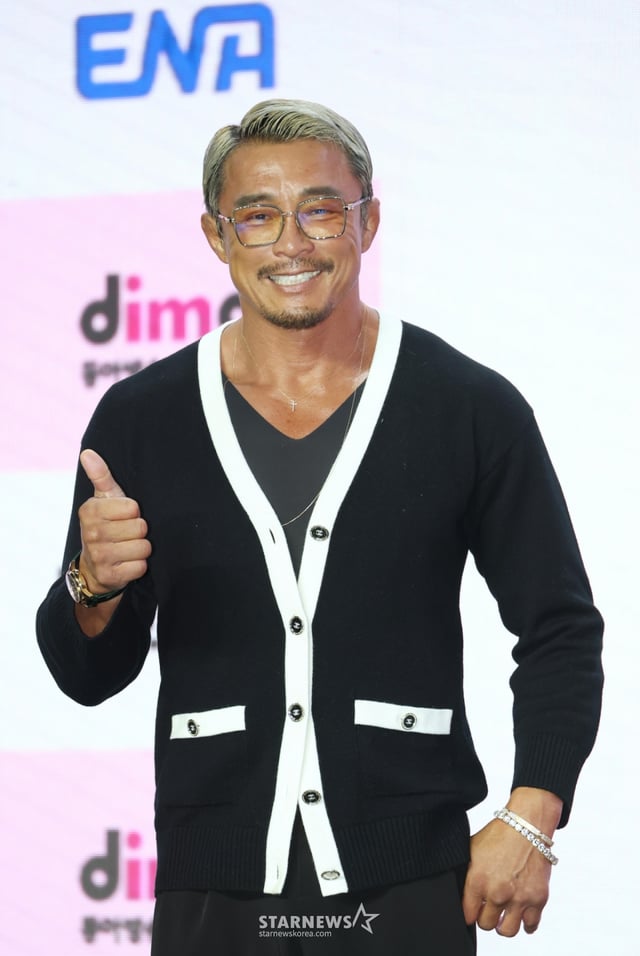 방송인 추성훈이 29일 오전 서울 마포구 상암동 큐브컨벤션센터에서 진행된 ENA 예능 '더 스카웃' 제작발표회에 참석해 포즈를 취하고 있다. 가요계 최고 전문가들이 ‘아직 자신의 재능을 제대로 펼치지 못한 원석’을 직접 발굴하고, 그들에게 새로운 방향성과 가능성을 제시하는 성장형 음악 프로젝트 '더 스카웃'은 오는 5월 8일 첫 방송된다. /2026.04.29 /사진=이동훈 photoguy@