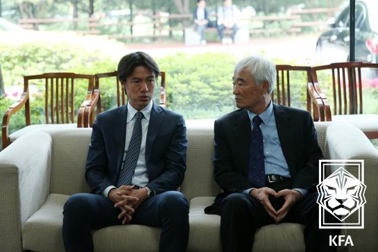 홍명보(왼쪽) 감독과 김호 감독, 2014년 역대 월드컵 감독 초청 오찬 중. /사진=대한축구협회 제공