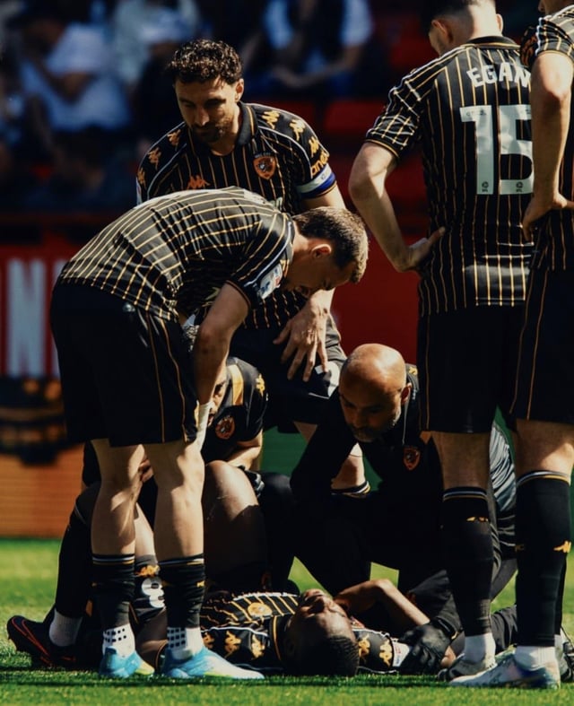 Hull City midfielder Elliott Matajo (below) is seen complaining of pain during the 45th round of the English Championship match against Charlton Athletic on the 25th. Matajo, who had undergone more than a year of rehabilitation following a tear of his left anterior cruciate ligament (ACL) last year, was playing his first match in 410 days, but only 10 minutes into the game, he tore the ACL in his opposite knee, the right one. /Photo=LIGASM SNS capture