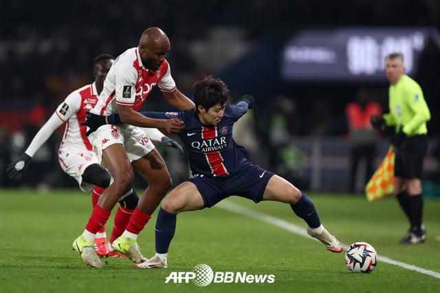 Elliott Matajo competing for the ball with PSG's Lee Kang-in during his time at AS Monaco. /AFPBBNews=NEWS1