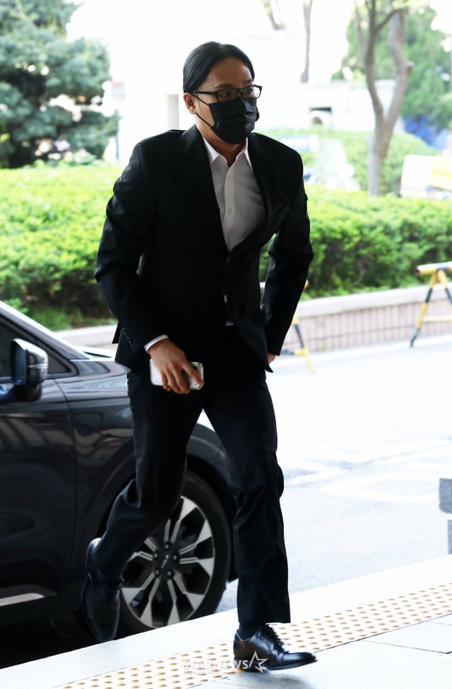 마약 투약 자수 뒤 재판에 넘겨져 1심 징역형 집행유예를 선고받았던 래퍼 식케이(본명 권민식)가 30일 서울서부지방법원에서 열린 항소심 선고기일에 출석하고 있다. /2026.04.30 /사진=김휘선 hwijpg@