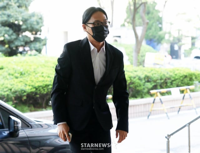 마약 투약 자수 뒤 재판에 넘겨져 1심 징역형 집행유예를 선고받았던 래퍼 식케이(본명 권민식)가 30일 서울서부지방법원에서 열린 항소심 선고기일에 출석하고 있다. /2026.04.30 /사진=김휘선 hwijpg@
