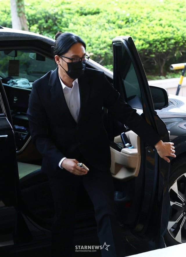 마약 투약 자수 뒤 재판에 넘겨져 1심 징역형 집행유예를 선고받았던 래퍼 식케이(본명 권민식)가 30일 서울서부지방법원에서 열린 항소심 선고기일에 출석하고 있다. /2026.04.30 /사진=김휘선 hwijpg@