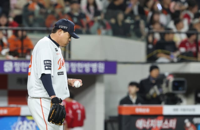 한화 이글스 류현진이 30일 대전 한화생명볼파크에서 열린 SSG 랜더스와 2026 신한 SOL KBO리그 홈경기에서 6회초 연이어 실점한 뒤 아쉬워하고 있다. /사진=뉴스1