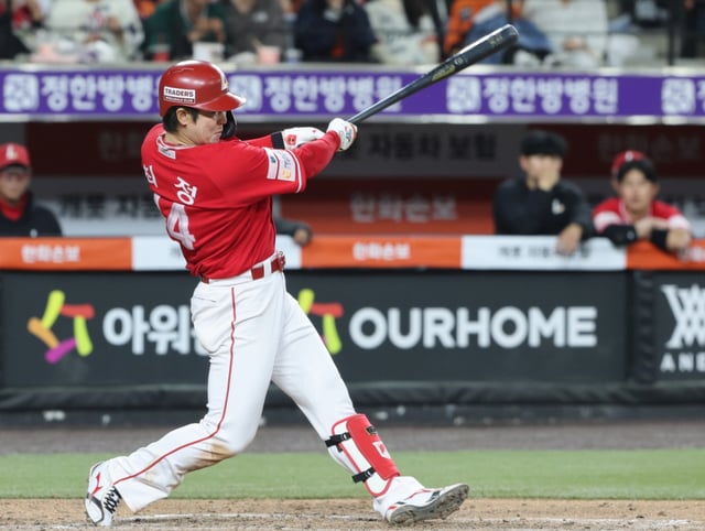 SSG 랜더스 최정이 30일 대전 한화생명볼파크에서 열린 한화 이글스와 2026 신한 SOL KBO리그 방문경기에서 8회초 스리런 홈런을 날리고 있다. /사진=뉴스1