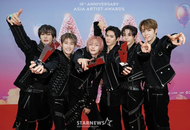 그룹 라이즈가 스타뉴스 주최 '10주년 아시아 아티스트 어워즈 2025(10th Anniversary Asia Artist Awards 2025, '10주년 AAA 2025')에서 대상 올해의 퍼포먼스, 베스트 아티스트, 이모티브 상을 수상한 뒤 포즈를 취하고 있다. /2025.12.06 /사진=이동훈 photoguy@