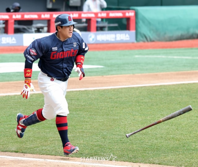Lotte's Yoo Gangnam reaches base with a hit in the bottom of the 4th inning during the 2026 Shinhan SOL KBO League exhibition game between SSG Landers and Lotte Giants at Landers Field on the 24th. /Photo=Senior reporter Kang Young-jo
