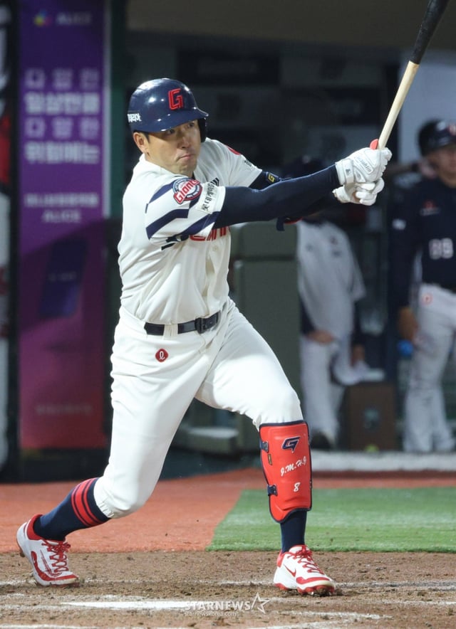The 2026 Shinhan SOL KBO League game between Lotte Giants and Doosan Bears was held at Busan Sajik Baseball Stadium on the 23rd. Lotte's Jeon Jun-woo is shown batting powerfully. /Photo=Chief correspondent Kim Jin-kyung